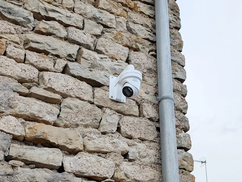 Caméra de vidéosurveillance installée sur une façade en pierre